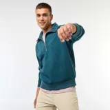 Buzo de algodón color azul petróleo, con cuello tipo camionero y cierre frontal parcial con cremallera. Presenta puños y cintura acanalados.