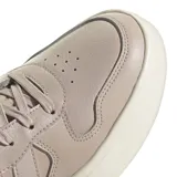Championes urbanos Adidas modelo Lite Court, color taupe con detalles en tono crema en la suela. Presentan un diseño de corte bajo con las icónicas tres bandas laterales, confeccionados en material sintético con tecnología de amortiguación Cloudfoam en la entresuela.