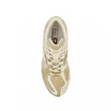 Championes urbanos New Balance modelo 1906, con diseño técnico de running. Presentan una combinación de tonos beige y crema en el cuerpo de malla y superposiciones sintéticas, con detalles en color naranja en la entresuela y logotipos. Cuentan con suela de goma y tecnología de amortiguación.