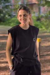 Musculosa negra de algodón, corte oversize, con un pequeño logo estampado en el pecho y un diseño gráfico grande en la espalda.