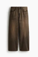 Jeans de cinco bolsillos en denim de algodón rígido, color marrón oscuro con efecto lavado. Modelo de cintura estándar con cierre y corte relajado, pierna recta y amplia desde el muslo.