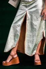 Sandalias de cuero color marrón chocolate con plataforma y taco corrido. Tira ancha sobre los dedos y tira al tobillo con hebilla dorada.