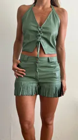 Short verde con flecos en el ruedo, tiro alto y corte ajustado.