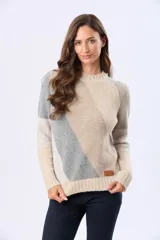 Buzo tejido de abrigo con diseño de bloques de color en diagonal en tonos neutros. Presenta cuello redondo, manga larga y terminaciones acanaladas en cuello, puños y cintura.