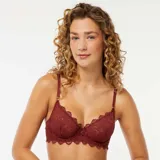 Sujetador balconette color borgoña de encaje floral con breteles regulables y detalle de joya fantasía en el centro.