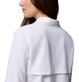 Camisa de aventura Columbia modelo Silver Ridge Utility, color blanco, de manga larga con tecnología Omni-Shade y Omni-Wick, cuello camisero, cierre frontal de botones y bolsillos en el pecho con solapa y cierre de cremallera.