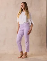 Pantalón recto color verde esmeralda de gabardina elastizada, marca Zac & Rachel. Pretina ancha con faja interna modeladora. Delantera con bolsillos simulados. Trasera con bolsillos ojal.