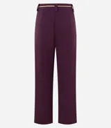 Pantalón wide leg de crepé color bordó, con caída recta, cintura con pasadores y bolsillos discretos.