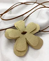 Gargantilla con dije de flor dorada de cuero legítimo y tiento marrón de 140 cm de largo.