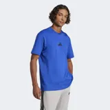 Remera de algodón de corte clásico con cuello redondo acanalado y mangas cortas. Presenta un diseño liso en color azul vibrante con el logo de las 3 Barras de Adidas bordado en el centro del pecho.