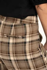 Pantalón de corte recto y tiro medio con estampado de cuadros escoceses en tonos marrones y beige. Presenta cierre frontal con botón y bolsillos laterales.