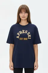 Remera de algodón negra con cuello redondo y mangas cortas, de corte holgado. Presenta estampado frontal en tonos de verde con la inscripción 'New York City Brooklyn' y el logo 'NY' rodeado de laureles.