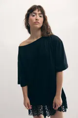 Remerón gris de cuello bote, con bordado del monograma de la marca a tono y encaje blanco integrado en el ruedo. Confeccionado en malla fina compactada de algodón.