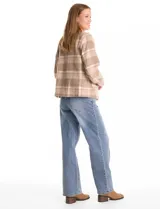 Chaqueta de corte recto y cuello redondo, confeccionada en tejido aterciopelado con estampado de cuadros en tonos beige y marrón. Presenta cierre frontal con botones metálicos circulares, bolsillos tipo parche en el frente y forro interno a tono.