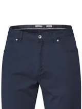 Pantalón de gabardina RKF modelo Five, color azul navy, de corte recto y tiro medio con tecnología Natural Flex para mayor comodidad y libertad de movimiento.