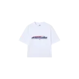 Remera oversize blanca de manga corta, con cuello redondo y estampado gráfico frontal de la marca con detalles en azul y rojo.