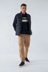 Chaleco de nylon azul marino para hombre con logo en goma y bolsillos con cierre.