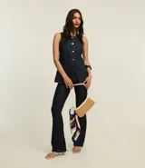 Pantalón bootcut de jeans raw con cintura alta, bolsillos delanteros y traseros, cierre con botón y cremallera.