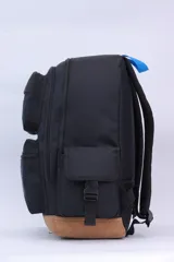 Mochila de color camel con base marrón de material tipo cuero. Presenta múltiples compartimentos con cierres, correas ajustables y detalles en azul, incluyendo un logo en relieve y texto impreso en el frente.
