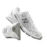 Championes urbanos New Balance modelo 740, color blanco con detalles plateados. Confeccionados en malla técnica y materiales sintéticos, presentan el logo N característico en los laterales y entresuela con tecnología ABZORB para mayor amortiguación.