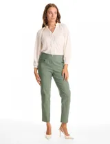 Pantalon de corte slim fit en color verde, confeccionado en tejido tecnico de alta densidad. Presenta una pretina ancha elastizada de estilo pull-on, sin cierres ni botones, y cuenta con cinco bolsillos funcionales.