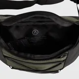 Riñonera de diseño técnico en color verde oliva y negro, con compartimento principal con cierre, bolsillo frontal y sistema de cordón elástico ajustable. Cuenta con logo estampado en la parte inferior.