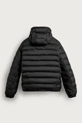 Campera puffer acolchada de corte regular fit en color negro, confeccionada en tejido técnico repelente al agua. Presenta cuello subido con capucha, cierre frontal de cremallera, mangas largas con puños elásticos y bolsillos laterales de vivo.