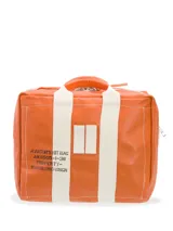 Bolso de mano rectangular color naranja, confeccionado en cuero con asas de lona blanca. Presenta un estampado con la leyenda "PROPERTY OF MANIKOMIO DSGN HEADQUARTERS FORLI'-ITALY" en color negro.