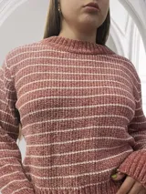 Sweater rosado a rayas horizontales blancas, de tejido de punto suave.