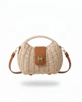 Bolso pequeño de estructura redondeada confeccionado en mimbre tejido, con solapa frontal y detalles en cuero marrón. Incluye cierre metálico dorado y correa de hombro desmontable de cuero.