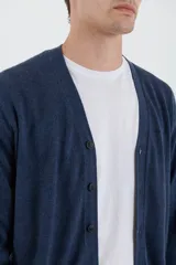 Cardigan de punto con escote en V, cierre frontal con botones y mangas largas. Presenta un diseño clásico con acabado suave al tacto.