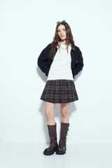 Campera de jean color negro con cuello de pana en tono marrón, cierre frontal con botones y bolsillos en el pecho. Presenta un diseño de corte relajado y ligeramente cropped, con interior forrado en corderito para mayor abrigo.