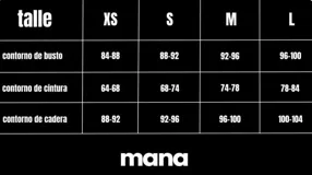 Conjunto de dos piezas color negro compuesto por un top estilo strapless corto y una falda midi con tajo lateral pronunciado.