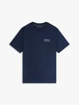 Remera de corte regular y cuello redondo de la marca Tommy Hilfiger, color azul marino, con manga corta y bordado distintivo en el pecho.