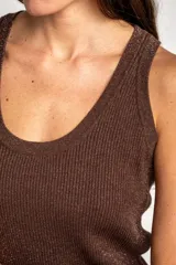 Musculosa de punto con hilo lurex color marrón, con escote redondo y diseño ajustado al cuerpo.