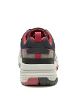 Calzado de trekking Caterpillar modelo Grapple Leather, en tonos gris, negro y detalles en rojo. Confeccionado en cuero nubuck y ante, con suela dentada de goma y entresuela de EVA.