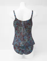Tankini estampado de la marca Club del Sol, confeccionado con tejido italiano. Consta de una musculosa con escote en V fruncido, copa armada con sujetador interno y forro, combinada con una bombacha de bikini clásica a juego.