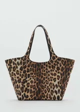 Bolso tipo shopper de tamaño grande con estampado animal print de leopardo. Cuenta con doble asa superior y cierre metálico a presión.