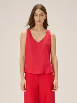 Top de lino color fucsia, de corte holgado y relajado, con escote en V y tirantes anchos.