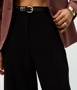 Pantalón de sastrería color bordó, con modelaje barrel, cintura estructurada, pasadores para cinturón y piernas amplias con ruedo levemente afinado.