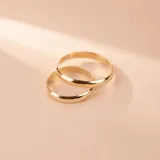 Par de alianzas bombé de oro amarillo de 18k, con un ancho de 3 mm y un espesor de 1.3 mm, de diseño clásico y acabado liso brillante.