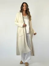 Tapado largo marrón de lana con tejido de punto acanalado, cuello con solapas y cierre con botones.