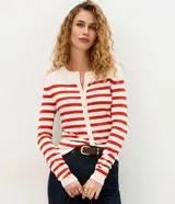 Cardigan de punto Marfinno con diseño de rayas horizontales rojas y blancas, de corte ajustado, cuello redondo, manga larga y cierre frontal con botones.