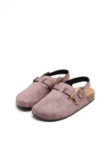 Zueco de gamuza color gris con tira ajustable en el talón y hebillas metálicas doradas.