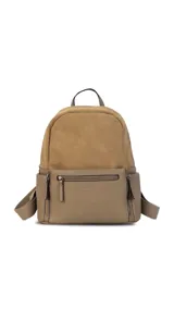 Mochila negra combinada con nobuck, bolsillo amplio adelante con broche y cierre, bolsillos en los costados, asas regulables y bolsillos internos.