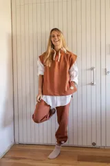 Pantalón de jogging azul con cintura elástica y puños ajustados.