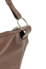 Cartera tipo bolso hobo de cuero sintético negro con textura granulada, asa de hombro ajustable y detalle de tira frontal con hebilla metálica plateada. Cierre superior con cremallera.