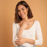 Anillo de plata 925 con diseño de cuchara en la parte superior y banda con incrustaciones de circonias.