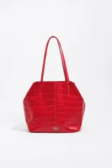 Bolso shopper mediano Bimba Y Lola de piel roja con grabado efecto cocodrilo, doble asa de hombro y logo metálico en la parte inferior.
