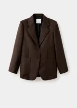 Blazer de corte recto confeccionado en tejido mezcla de lana con diseño jaspeado. Presenta cuello con solapas de muesca, cierre frontal con botones, dos bolsillos de parche delanteros, mangas largas con puños abotonados y abertura posterior en el bajo. Incluye forro interior.